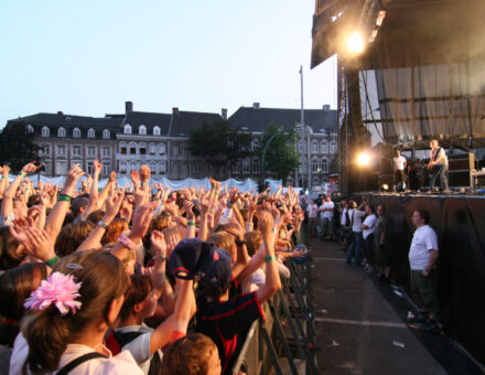 EUPEN_MUSIK_MARATHON_Stimmung_Werthplatz_mit_Bühne Foto Guido Holz