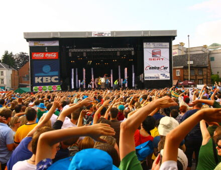 Mainstage Frontal Arme hoch