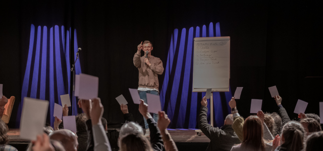 Poetry Slam Dichter Dran Kachel
